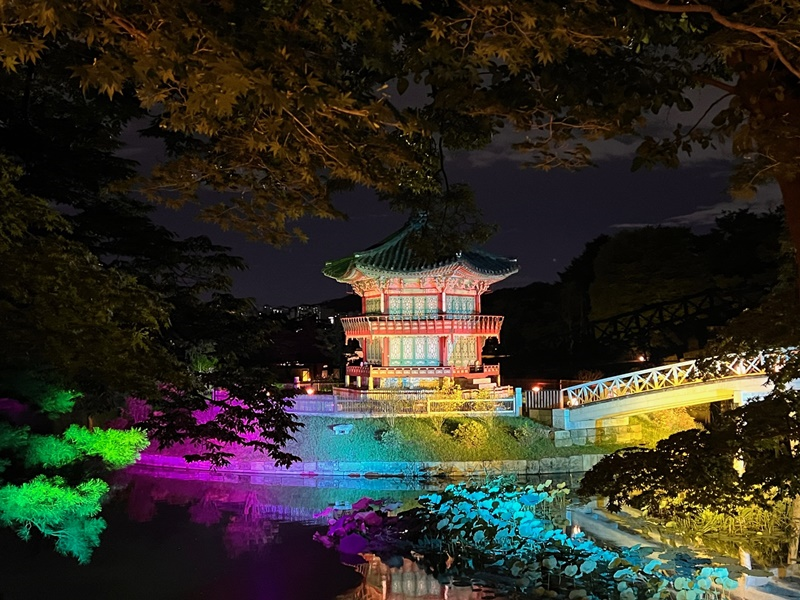 La foto muestra el pabellón Hyangwonjeong, el sitio donde se concluye el recorrido por el palacio Gyeongbokgung, que se llevará a cabo hasta el 8 de octubre. | Wu Jinhua