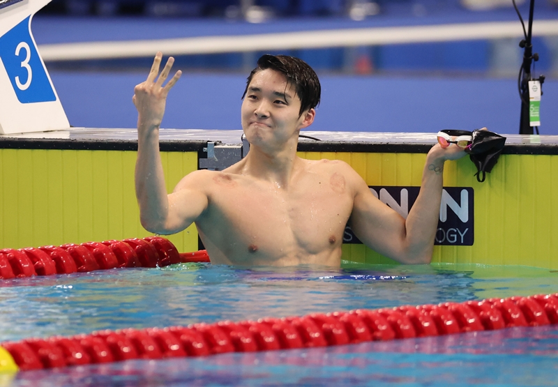 El nadador Kim Woo-min levanta tres dedos, haciendo referencia a los tres premios que obtuvo en los XIX Juegos Asiáticos, después de ganar la final masculina de natación de 400 metros estilo libre, realizada el 29 de septiembre en la piscina del Centro Deportivo Olímpico de Hangzhou, China. | Agencia de Noticias Yonhap