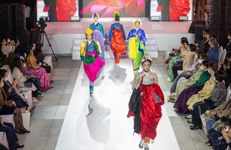 La foto muestra el desfile de moda, que se llevó a cabo el 21 de octubre de 2022 en el HiKR Ground, ubicado en el distrito de Jung-gu, en Seúl, como uno de los eventos principales de la 'Semana Cultural del Hanbok'. | Sitio web oficial de la Semana Cultural del Hanbok