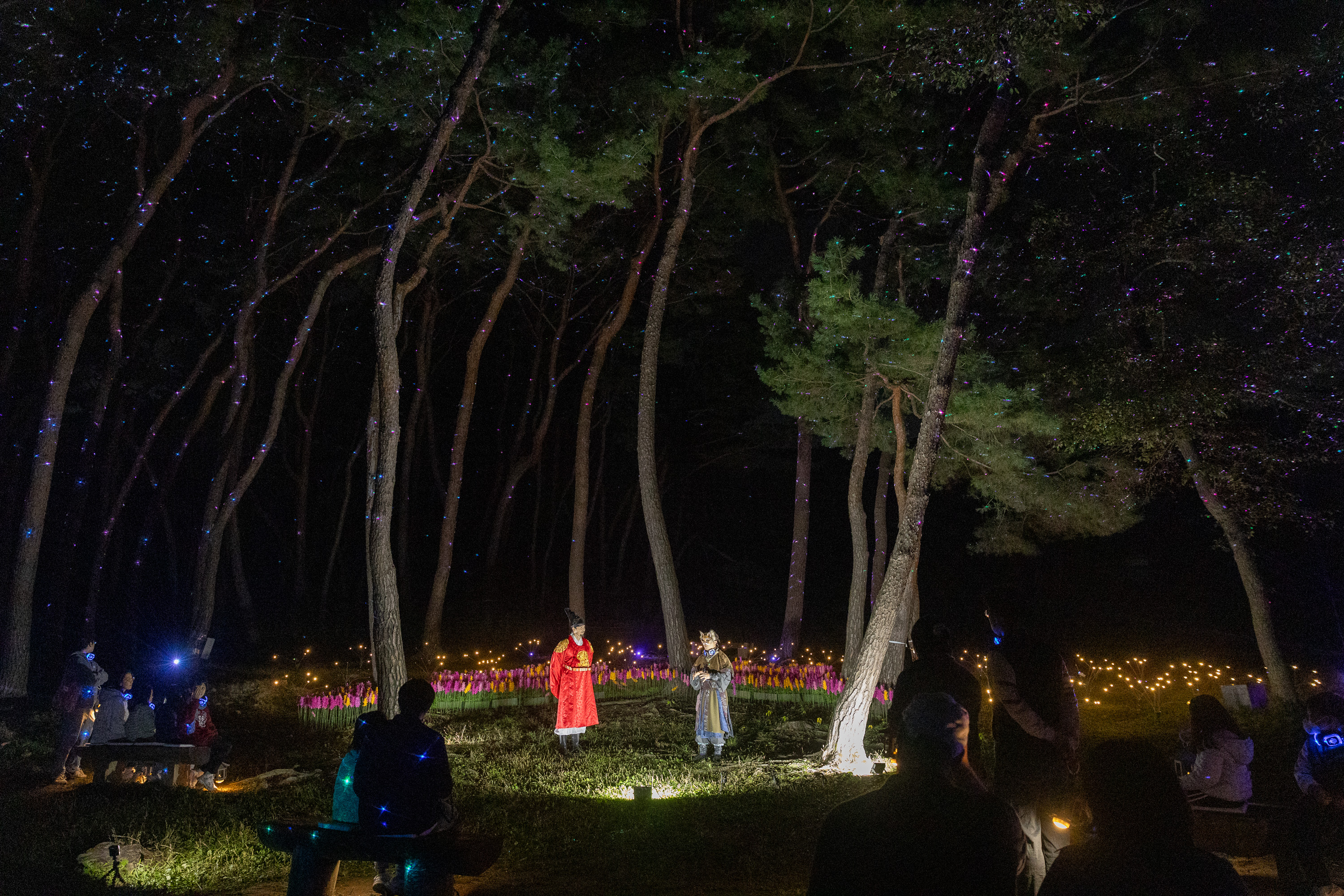 Los actores que representan a Myomyo (derecha) y al rey Sukjong dialogan el 16 de octubre ante Inneung, la tumba de la esposa del monarca, en las tumbas reales de la dinastía Joseon, Seooreung, en Goyang, provincia de Gyeonggi-do. 