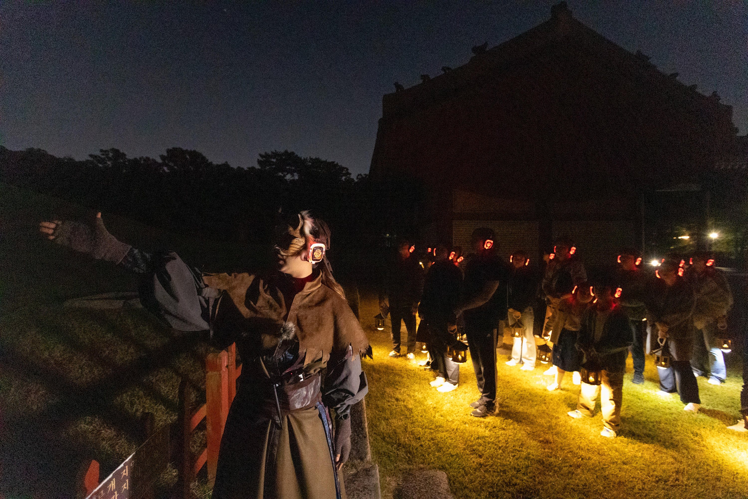 'El 16 de octubre, un guía vestido como el personaje felino Myomyo da una explicación sobre Myeongneung, las tumbas gemelas del rey de la dinastía Joseon Sukjong y su segunda esposa, la reina Inhyeon, en el recorrido nocturno de Seooreung en las tumbas reales de la dinastía Joseon en Goyang, provincia de Gyeonggi-do.