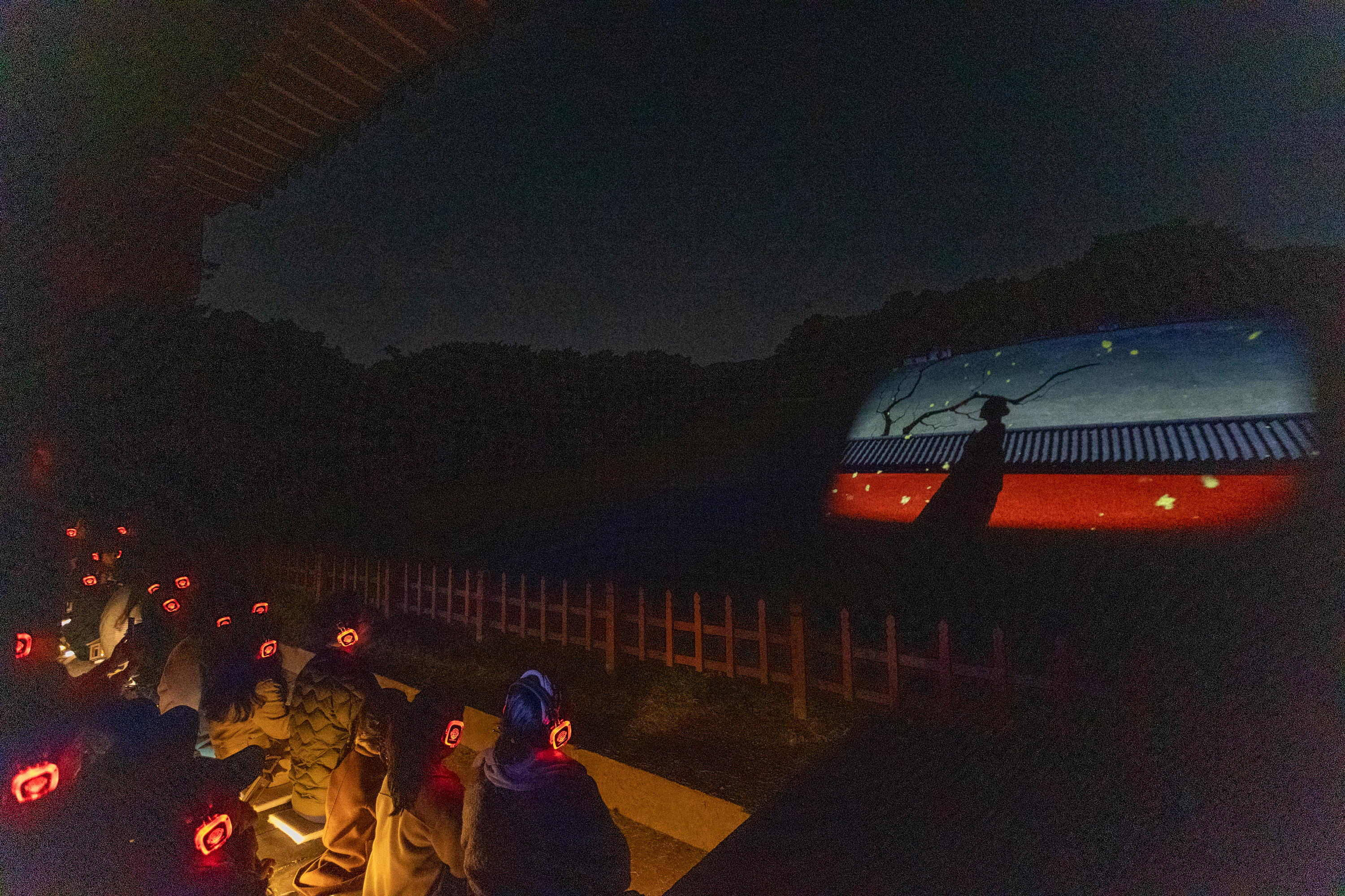 El 16 de octubre, los os visitantes del recorrido nocturno de Seooreung ven una radionovela en la pantalla de fondo de Myeongneung, las tumbas gemelas del rey Sukjong y la reina Inhyeon.