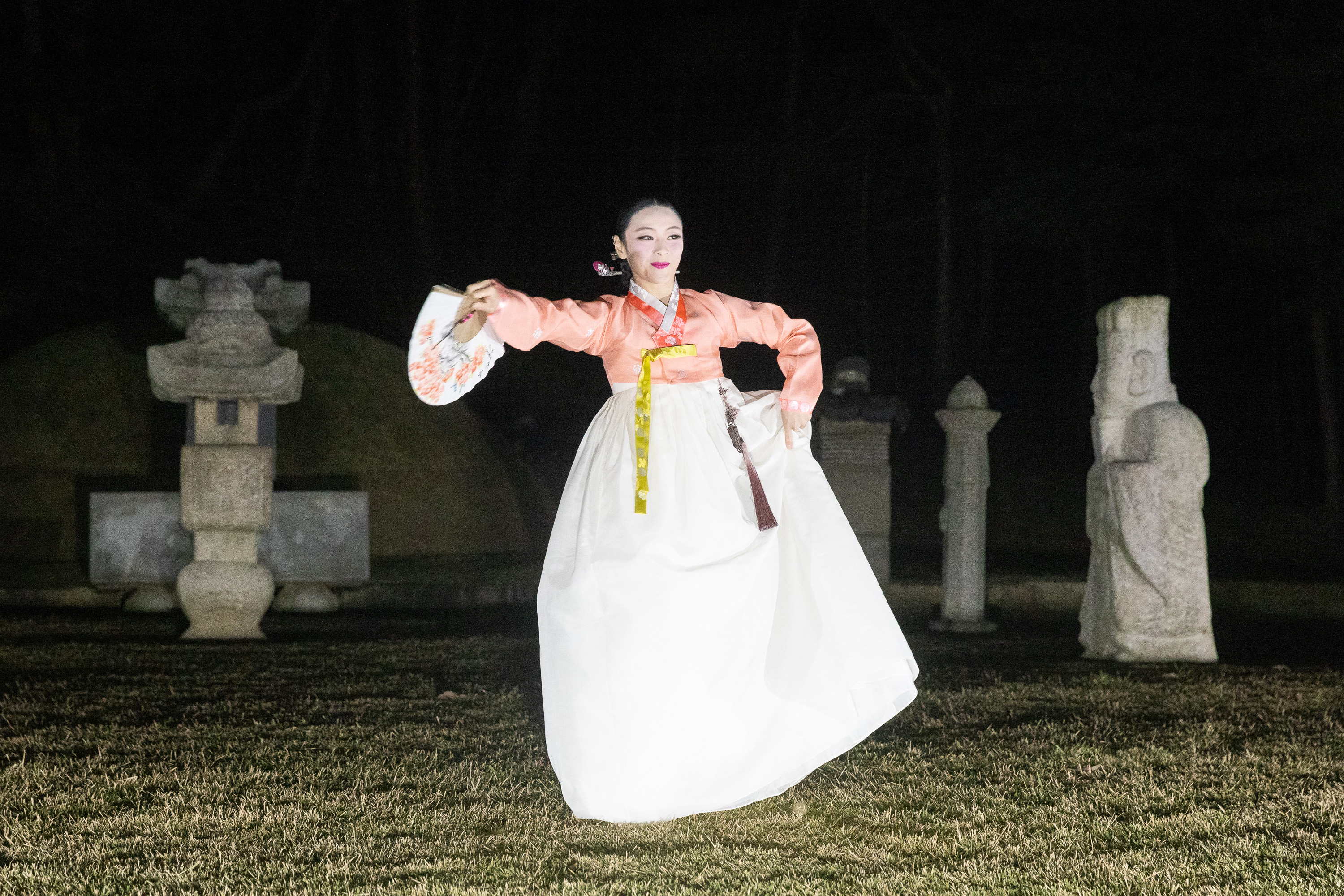 Este espectáculo de danza tradicional del 16 de octubre se celebra en Daebinmyo, la tumba de la consorte real del rey Sukjong, Jang Ok-jeong, en las tumbas reales de la dinastía Joseon, Seooreung, en Goyang, provincia de Gyeonggi-do.