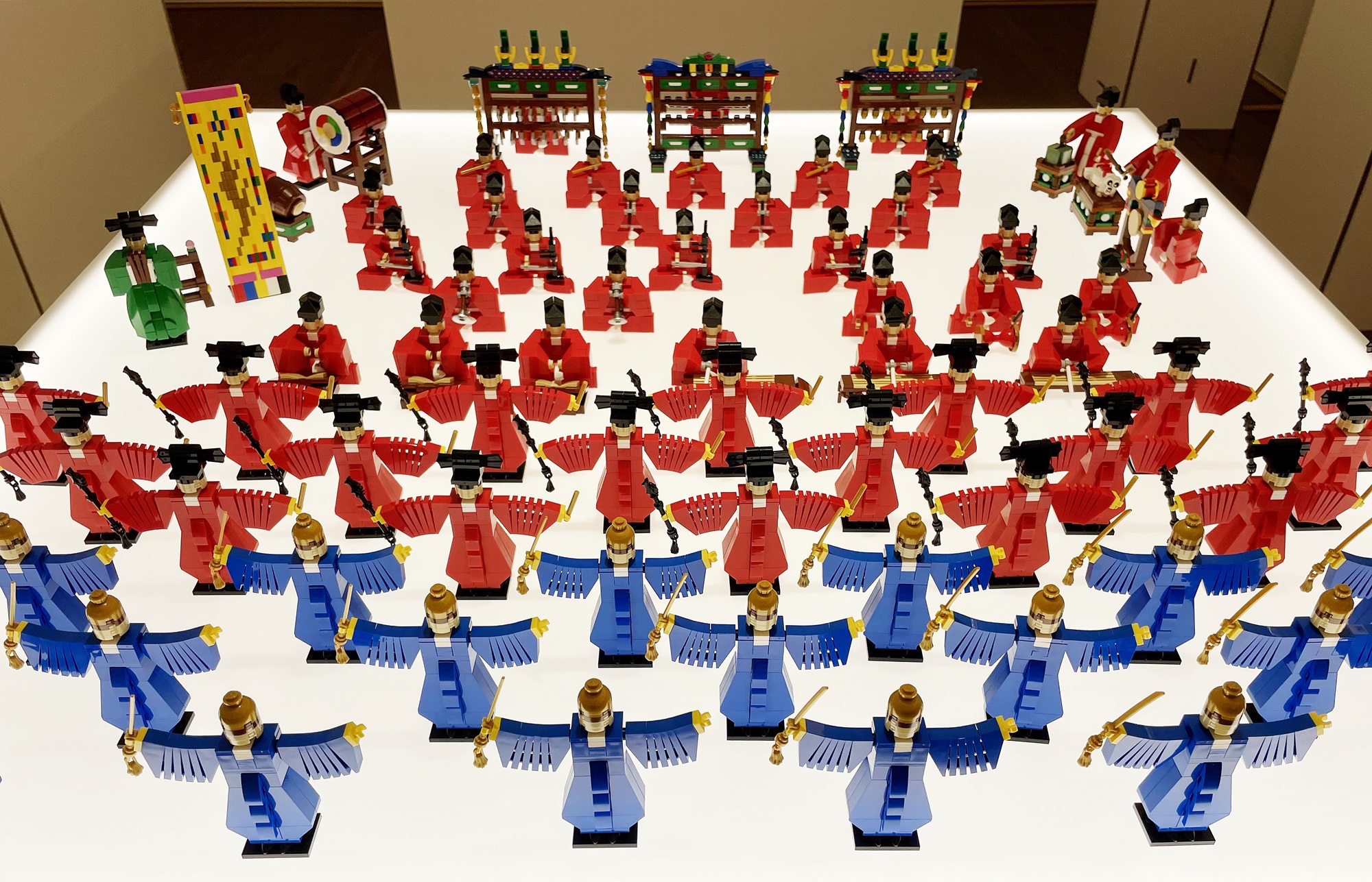 Del 11 al 25 de octubre, se lleva a cabo en el centro de exposiciones MORYHAM, en el distrito de Jung-gu, Seúl, una exposición titulada 'Colin Jin's HEstorical Lego', que utiliza bloques de Lego para representar diversos patrimonios culturales coreanos. En la imagen, se muestra una representación del acto musical real 'Jongmyo Jeryeak', realizada con bloques de Lego.