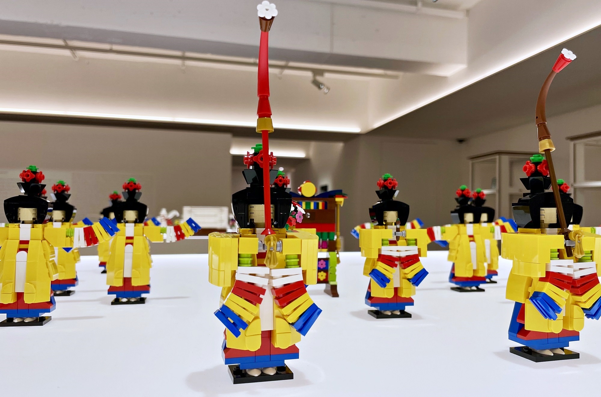 Este arte de Lego recrea la danza tradicional 'Pogurak'. 