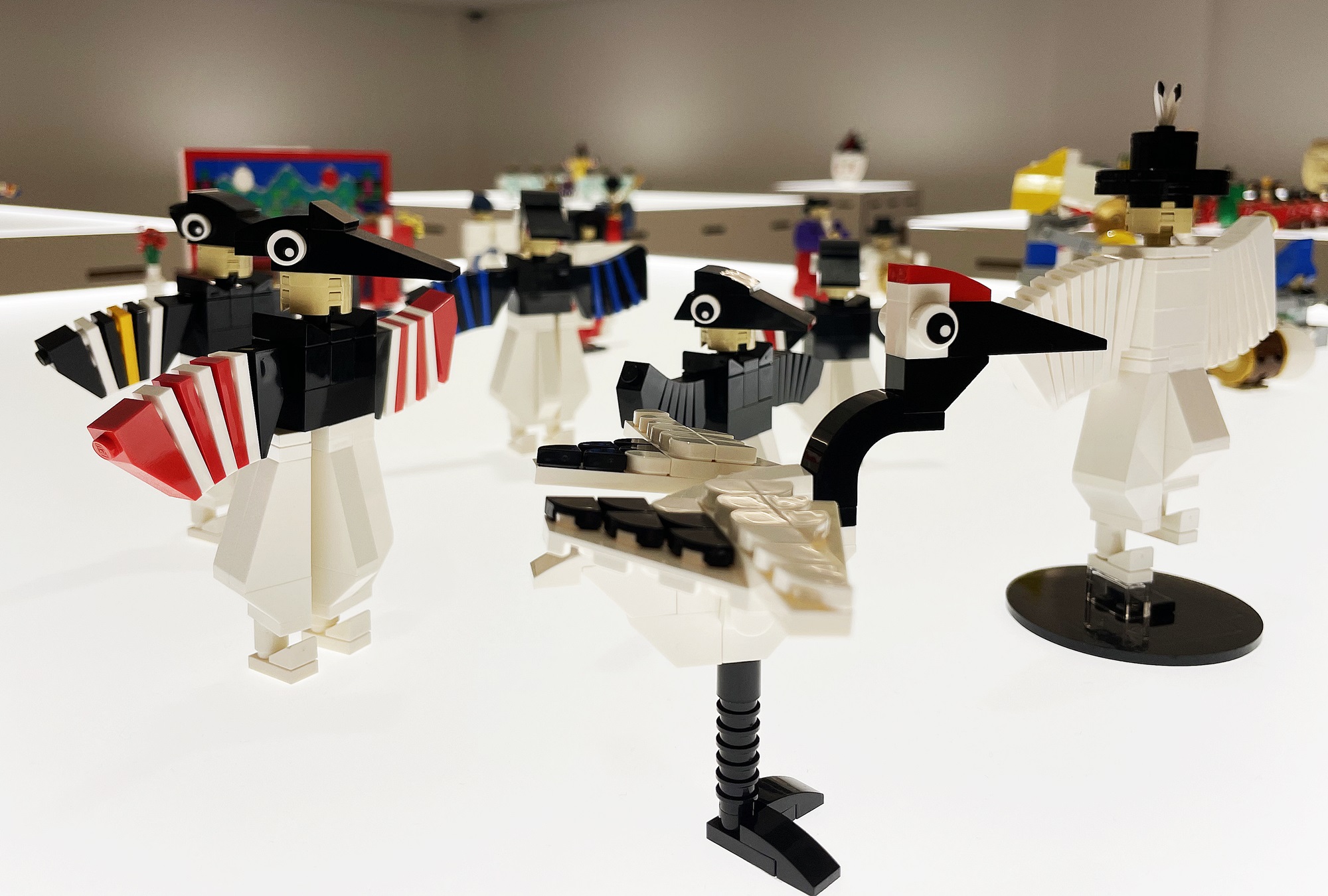 La obra 'Hakmu' logra representar con éxito las mangas redondeadas del hanbok utilizando bloques de Lego dispuestos en ángulo recto.