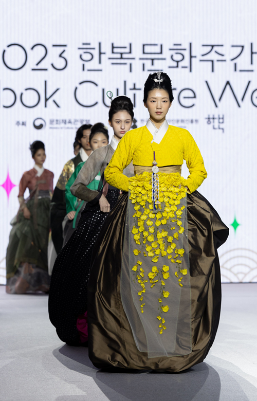  En la tarde del 20 de octubre, las modelos desfilan con la colección de 'Rheeyousookhanbok' en el desfile de moda del Hanbok 'Sueño de la mariposa', que se llevó a cabo en el patio exterior del Museo de Artesanía de Seúl, ubicado en el distrito de Jongno-gu, en la ciudad capitalina. | Kim Sunjoo