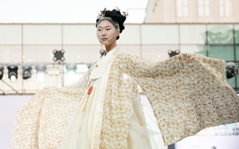  En la tarde del 20 de octubre, una modelo presenta una de las piezas de la colección de 'Kumdanje' en el desfile de moda del Hanbok 'Sueño de la mariposa', que se llevó a cabo en el patio exterior del Museo de Artesanía de Seúl, ubicado en el distrito de Jongno-gu, en la ciudad capitalina. | Cuenta oficial de Kumdanje en Instagram 