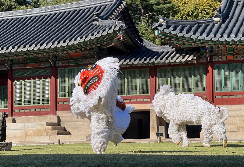 El 20 de octubre, se presenta la danza de máscaras 'bongsantalchum' durante la ceremonia de recepción de diplomáticos extranjeros del Imperio Coreano en la sala Jeonggwanheon del Palacio Deoksugung, en el centro de Seúl.