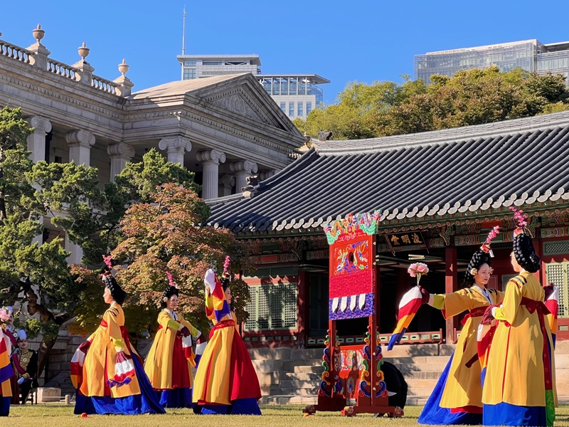 El 20 de octubre, en el patio del salón Jeukjodang del palacio Deoksugung, en Seúl, se lleva a cabo una representación de la danza tradicional coreana 'Pogurak'.