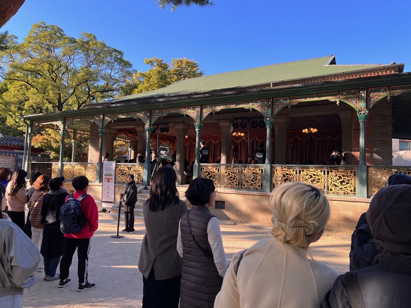 Los visitantes se reúnen el 20 de octubre antes del inicio de la ceremonia de recepción de diplomáticos extranjeros del Imperio Coreano en la sala Jeonggwanheon del palacio Deoksugung, en el centro de Seúl.