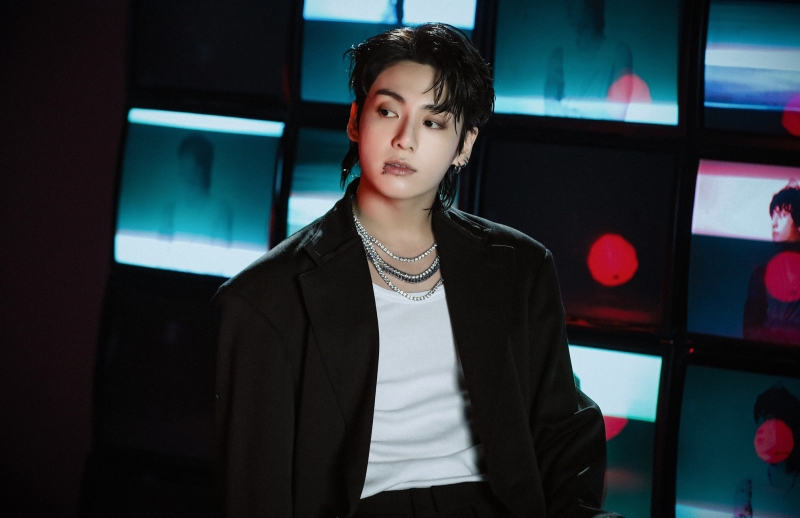 La foto muestra una de las imágenes de 'Golden', el primer álbum en solitario de Jungkook de BTS. Jungkook de BTS ganó el premio mejor canción por su canción solista 'Seven' en los Premios MTV Europa de la Música (EMA, según sus siglas en inglés) de este año. | Página oficial de BTS en Facebook 