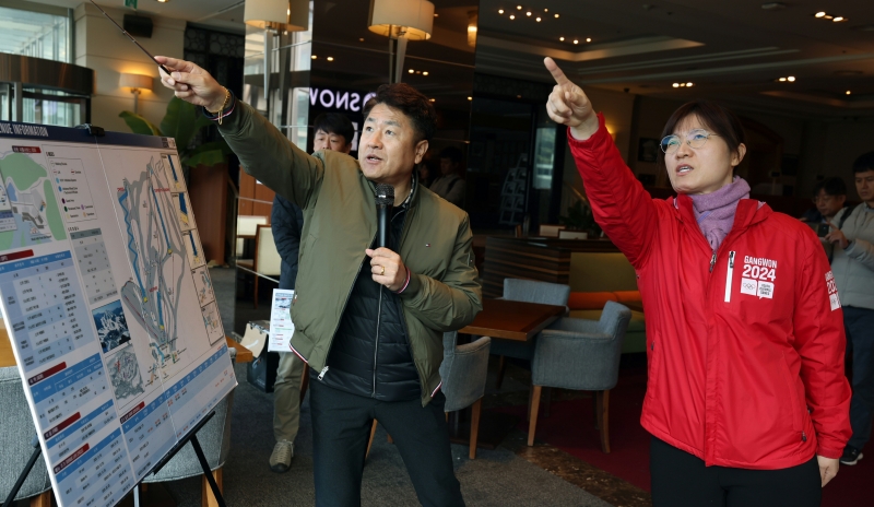 La segunda viceministra de Cultura, Deportes y Turismo, Jang Miran (dcha.), inspecciona el 7 de noviembre las instalaciones de los Juegos Olímpicos de la Juventud de Invierno de Gangwon 2024 del centro de ski Welly Healy Park en el condado de Hwaseong-gun, provincia de Gangwon-do.