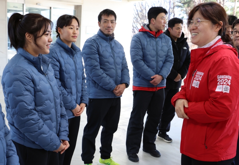El 7 de noviembre, la segunda viceministra de Cultura, Deportes y Turismo, Jang Miran (dcha.), anima a los atletas surcoreanos que competirán en los Juegos Olímpicos de la Juventud de Invierno de Gangwon 2024, durante su visita al Centro de Deslizamiento Alpensia en el condado de Pyeongchang-gun, provincia de Gangwon-do.