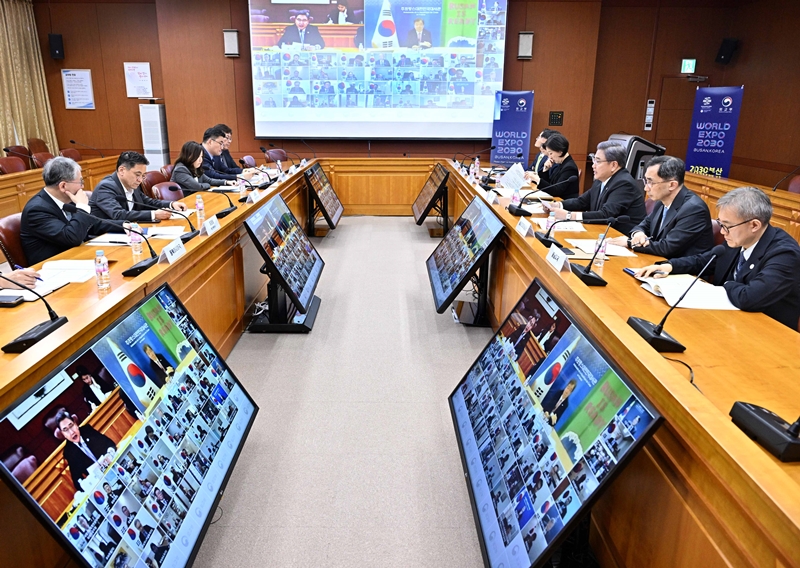 La foto muestra la reunión remota entre los jefes de las embajadas surcoreanas ante los países de la región de Asia y el Pacífico y América, que se llevó a cabo el 26 de octubre. El Ministerio de Asuntos Exteriores anunció el 7 de noviembre que establecerá misiones diplomáticas en 12 países de Europa, América Latina y África, para mostrar el liderazgo internacional de Corea del Sur y fortalecer el poder diplomático como un país clave a nivel mundial. | Ministerio de Asuntos Exteriores 