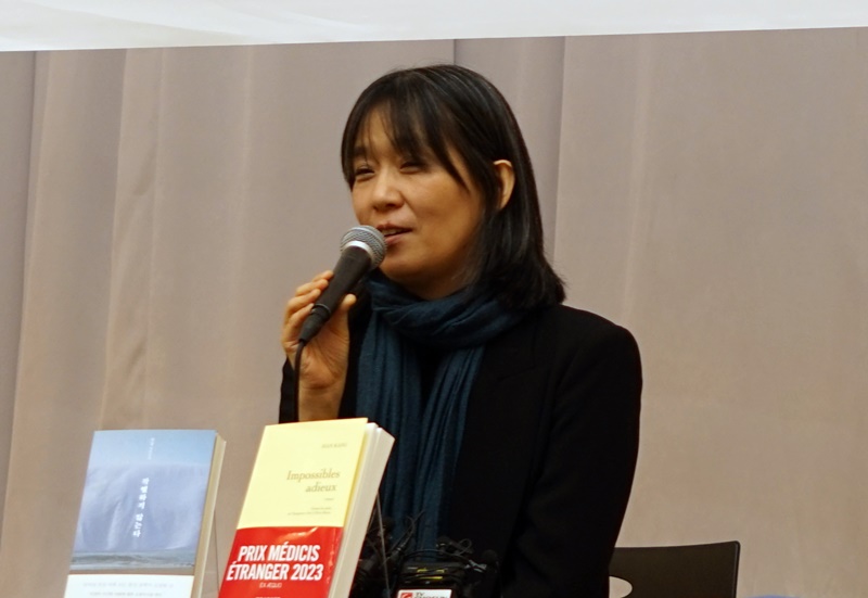 Han Kang, autora de 'I Do Not Bid Farewell', la novela que ganó el Premio Médicis Extranjero, responde las preguntas hechas por los periodistas, durante la conferencia de prensa que se llevó a cabo el 14 de noviembre en el Centro de Radiodifusión de Corea en el distrito de Yangcheon-gu, Seúl. | Munhakdongne