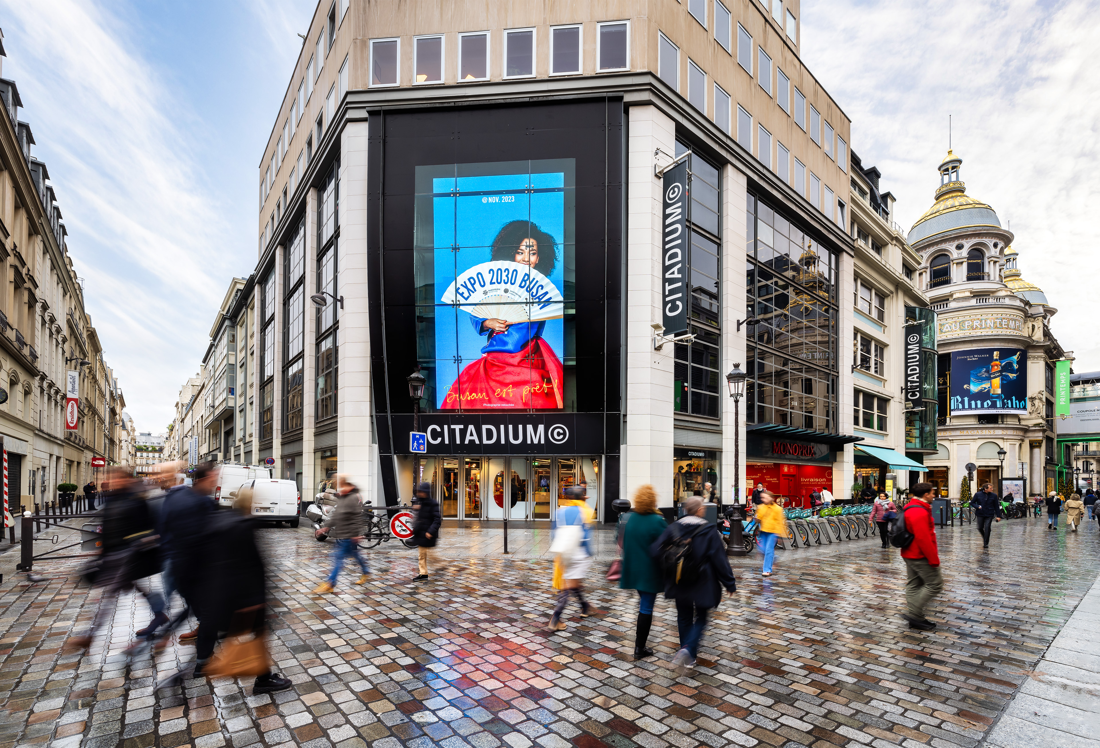 La foto muestra el anuncio publicitario sobre la candidatura de Busan para albergar la Exposición Mundial 2030, presentado en la pared exterior del centro comercial Citadium de París, Francia. | Ciudad Metropolitana de Busan