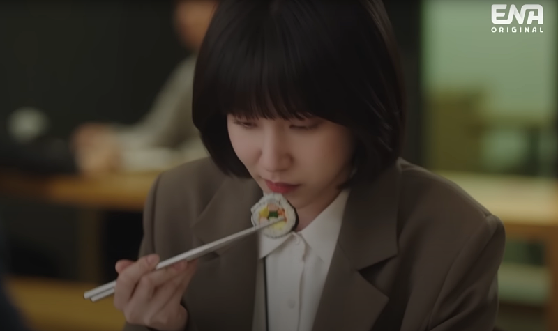 Es una escena del drama coreana 'Woo, una abogada extraordinaria', en el que la protagonista de la serie Woo Young-woo, disfruta de un gimbap. | captura de pantalla del canal de ENA en YouTube