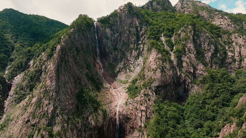  La foto muestra una de las escenas del documental 'No Boundaries' en la que aparecen las cataratas Towangseong de la montaña Seoraksan, en la provincia de Gangwon-do.