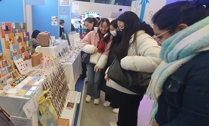 El 24 de noviembre, los visitantes miran llaveros con maedeup (nudos tradicionales), durante la feria de souvenirs, llevada a cabo en la Plaza del Diseño de Dongdaemun (DDP, por sus siglas en inglés), ubicada en el distrito de Dongdaemun-gu, Seúl. 