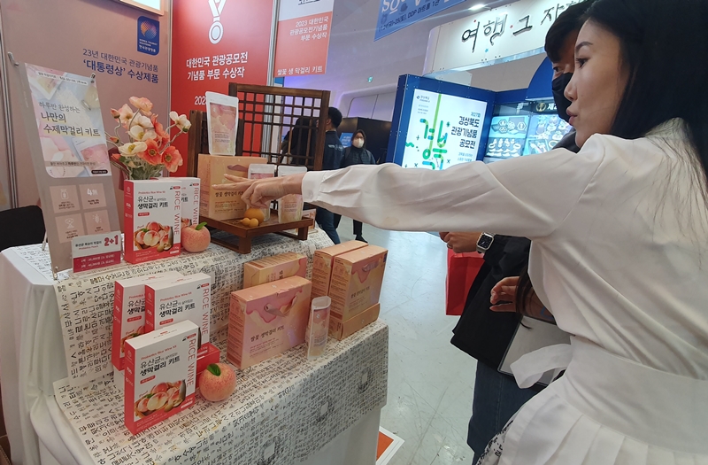 El 24 de noviembre, la directora ejecutiva de Cosmogy, Park So-hyun, explica a un visitante lo que contiene el kit de makgeolli (vino de arroz) de flores producido por su empresa, el cual fue escogido como la idea más innovadora de la feria.