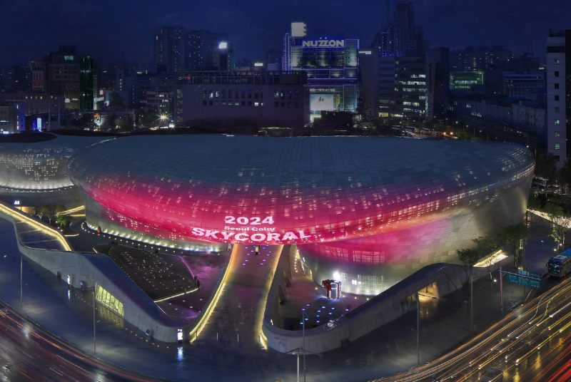 La foto muestra la Plaza del Diseño de Dongdaemun (DDP, por sus siglas en inglés), ubicado en el distrito de Jung-gu, en Seúl, iluminada con luces de color coral, el color oficial de la ciudad para 2024. 