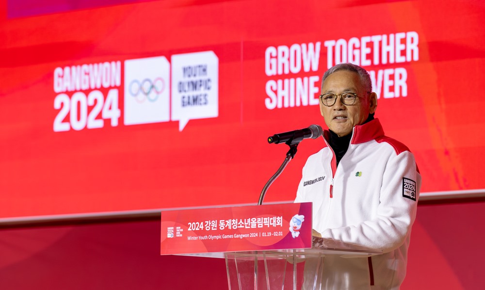 El ministro de Cultura, Deportes y Turismo, Yu In Chon, pronuncia un discurso durante una ceremonia de inauguración del grupo de voluntarios para los Juegos Olímpicos de la Juventud de Invierno de Gangwon 2024, celebrada el 4 de noviembre en el Seoul Olympic Parktel, ubicado en el distrito de Songpa-gu. 