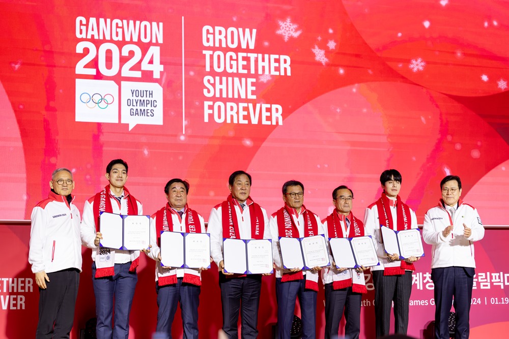 El ministro de Cultura, Deportes y Turismo, Yu In Chon (izda.), el presidente de la Comité Organizador de Gangwon 2024, Choi Jong-gu (dcha.), posan para una foto conmemorativa después de designar al director honorario de los voluntarios y los voluntarios honoraricos durante la ceremonia de inauguración del voluntariado para los Juegos Olímpicos de la Juventud de Invierno de Gangwon 2024 celebrada el 4 de noviembre en el Seoul Olympic Parktel, ubicado en el distrito de Songpa-gu. 