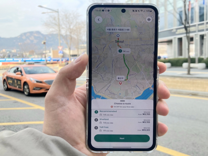 La foto muestra la reserva de un taxi por medio de la aplicación 'TABA', lanzada por el Gobierno Metropolitano de Seúl oficialmente el 1 de diciembre. | Cao Thị Hà