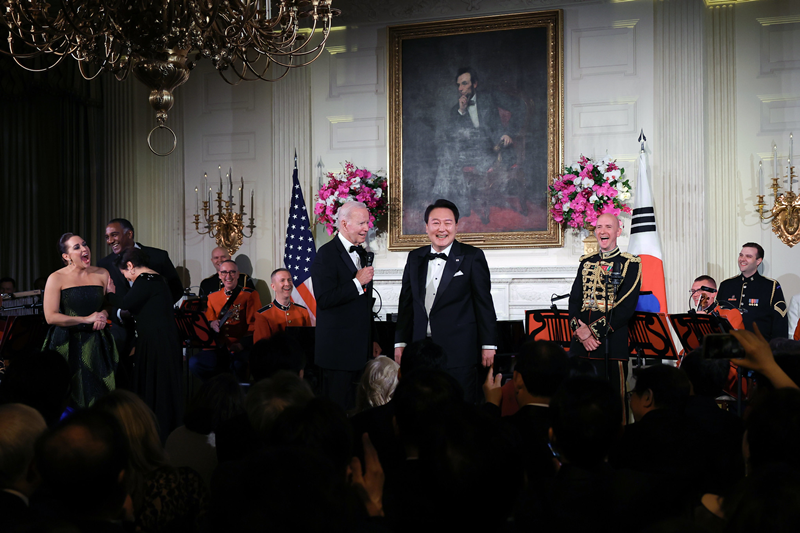 El presidente Yoon Suk Yeol (derecha) sonríe junto al presidente de EE. UU., Joe Biden, en una actuación con motivo de una cena de Estado celebrada el 26 de abril en la Casa Blanca de Washington. El presidente Yoon Suk Yeol ha sido elegido por el periódico estadounidense The New York Times (NYT) como unas de las personas 