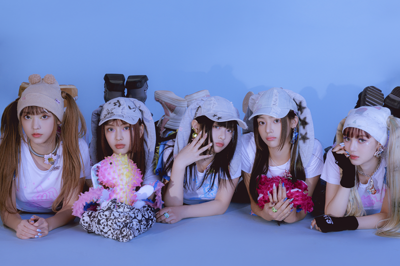 La foto muestra a las integrantes del grupo femenino de K-pop NewJeans usando sombreros con orejas de conejo. NewJeans ha sido elegido por el periódico estadounidense The New York Times (NYT) como unas de las personas 'con más estilo' de 2023. | Cuenta oficial de NewJeans en X 