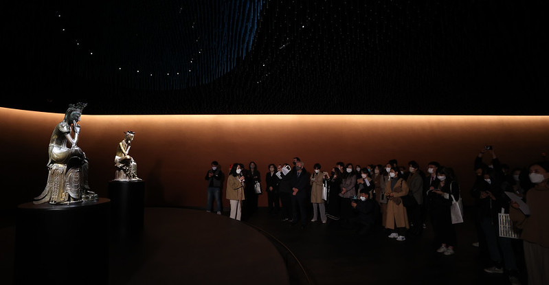 Un evento mediático el 11 de noviembre de 2021 marcó la inauguración de la nueva galería, la Sala de la contemplación silenciosa, presentando las dos famosas estatuas budistas de bronce dorado de bodhisattva pensativos. | Korea.net