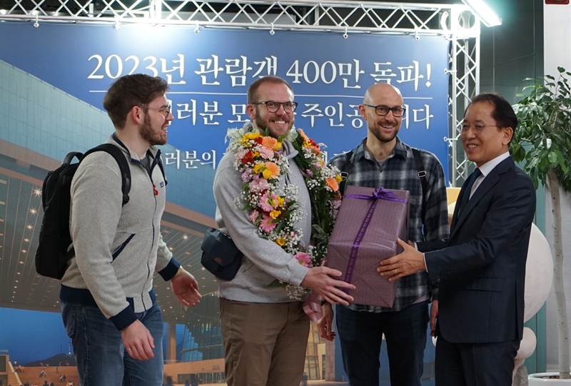 El 13 de diciembre, Sam Nichols (segundo por la izquierda) recibe un obsequio del director general del Museo Nacional de Corea, Yoon Sung-yong, por ser el visitante número 4 millones del museo en el distrito de Yongsan-gu de Seúl. | Museo Nacional de Corea