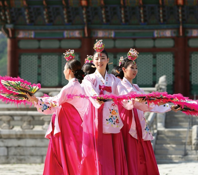 Buchaechum (Fan Dance)