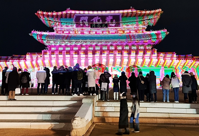 Hasta el 21 de enero, una exposición multimedia titulada 'Gwanghwa Digital', que abarca 800 metros de longitud, se presenta todas las tardes de las 6:00 p.m. a 10:00 p.m. en la puerta de Gwanghwamun del palacio Gyeongbokgung en el distrito Jongno-gu de Seúl. | Aisylu Akhmetzianova