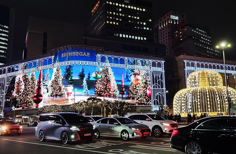 La sucursal principal de la tienda por departamentos Shinsegae, en el distrito Jung-gu de Seúl, presenta la mayor proyección multimedia de la historia del país, que utiliza 3,75 millones de chips de diodos emisores de luz (led). Hasta el 31 de enero, varios personajes navideños populares como Rodolfo el reno de la nariz roja y soldaditos decorarán las paredes exteriores de la tienda. | Aisylu Akhmetzianova