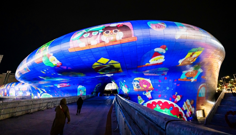 La Plaza del Diseño de Dongdaemun (DDP, por sus siglas en inglés), en el distrito de Dongdaemun-gu de Seúl, será sede hasta el 31 de diciembre del Festival de Invierno DDP, el evento artístico mediático más grande del país, que incluye programas como el Mercado Navideño DDP, la cuenta regresiva de Año Nuevo y conciertos. | Gobierno Metropolitano de Seúl