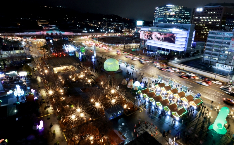 En su 15ª edición, el Festival de Faroles de Seúl, que se celebra hasta el 21 de enero, adornará con luces una zona que conecta desde la plaza Gwanghwamun hasta el arroyo Cheonggyecheon y la plaza de Seúl. Puede tomarse una selfie junto al gran árbol de Navidad de la plaza Cheonggyecheon y admirar las hermosas obras de arte hechas con faroles. | Agencia de Noticias Yonhap