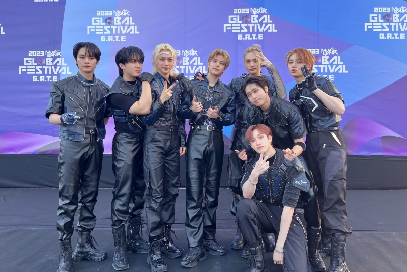 Stray Kids se toma una foto conmemorativa en el 'Music Bank Global Festival 2023', que se celebró el 9 de diciembre en el Belluna Dome en Saitama, Japón. Lisa, una de las integrantes del grupo femenino de K-pop BLACKPINK y Stray Kids, actuarán en la Gala des Pièces Jaunes, que se llevará a cabo el 26 de enero del próximo año. | Cuenta oficial de Stray Kids en Facebook