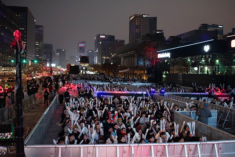 El 19 de noviembre, los fanáticos de los deportes electrónicos observan la final del campeonato mundial de League of Legends (LoL) en la plaza Gwanghwamun, en el distrito Jongno-gu, en Seúl. | Choi Jin-woo