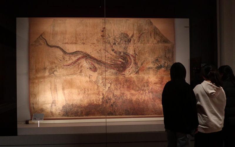 El 27 de diciembre de 2023, unas estudiantes observan la 'Pintura del Dragón Azul' de las tres tumbas de Kangso de la dinastía Goguryeo. La exposición 'Buscando dragones en el museo' estará abierta al público hasta el 7 de abril en el Museo Nacional de Corea, ubicado en el distrito de Yongsan-gu, en Seúl. | Angie Hong