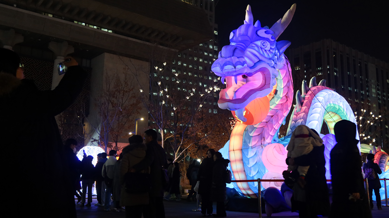 La foto muestra una gran escultura de un dragón azul hecha de hanji (papel tradicional coreano), que ha sido instalada en la plaza Gwanghwamun, ubicada en el distrito de Jongno-gu, en Seúl, para celebrar el Año del Dragón Azul. | Lee Jun Young