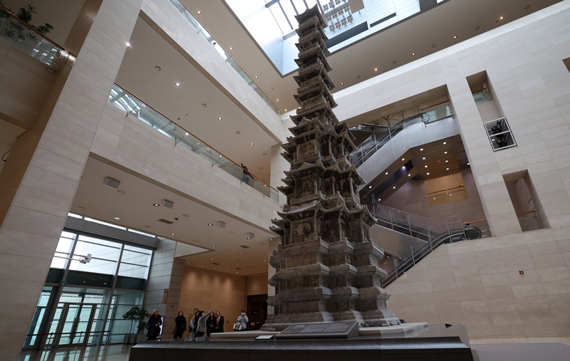 sta magnífica pagoda de 13,5 metros, casi tan alta como un edificio de cinco plantas, fue designada tesoro nacional en 1962. La base de la pagoda y los pisos del primero al tercero muestran influencias budistas mongolas y tibetanas, mientras que los pisos del cuarto al décimo presentan formas tradicionales.