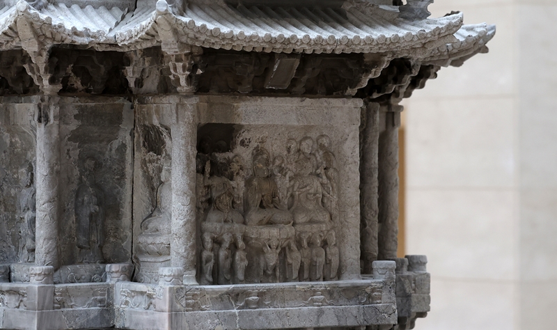 La pagoda de piedra de diez pisos del templo Gyeongcheonsa fue construida por primera vez en 1348, en el cuarto año del reinado del rey Chungmok de la dinastía Goryeo, al pie de la montaña Busosan, en el municipio de Gwangdeok-myeon, en el condado de Gaepung-gun, donde es actualmente ciudad norcoreana de Gaeseong. La foto muestra una reunión religiosa tallada en el tercer piso de la pagoda.