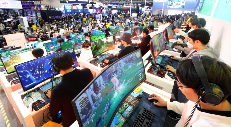 La imagen, fotografíada en noviembre de 2023, muestra a visitantes disfrutando de videojuegos en la Feria Internacional de Videojuegos G-Star 2023 en el Centro de Exposiciones y Convenciones de Busan, también conocido como BEXCO, en el distrito Haeundae-gu de la ciudad portuaria. | Agencia de Noticias Yonhap