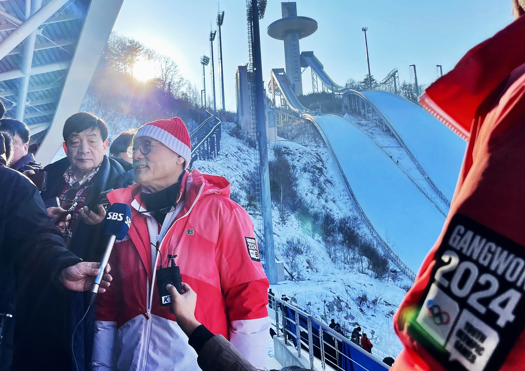 El 12 de enero, a pocos días de la inauguración de los Juegos Olímpicos de la Juventud de Invierno Gangwon 2024 (Gangwon 2024), el ministro de Cultura, Deportes y Turismo, Yu In Chon, responde las preguntas de los periodistas, luego de inspeccionar el centro de saltos de esquí, en el Centro de Biatlón Alpensia, ubicado en el condado de Pyeongchang, en la provincia de Gangwon-do. 