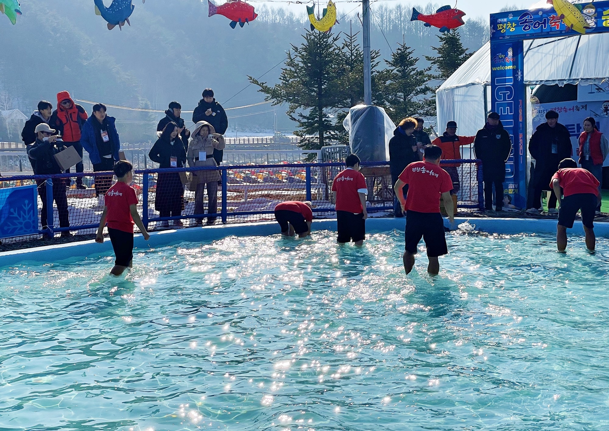  La foto muestra a los visitantes disfrutando de la pesca a mano, en los alrededores de Odaecheon, en el condado de Pyeongchang, provincia de Gangwon-do, durante la celebración del Festival de la Trucha de Pyeongchang, que se llevará a cabo hasta el 28 de enero. 
