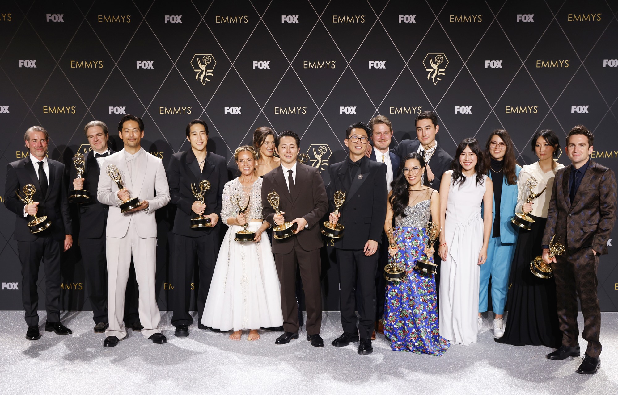 El drama de Netflix 'Bronca' ganó ocho premios en la 75ª edición de los Premios Primetime Emmy celebrada en el Peacock Theatre en Los Ángeles el 15 de enero (hora local). En la foto, el elenco de la serie posa con sus trofeos. | Agencia de Noticias Yonhap