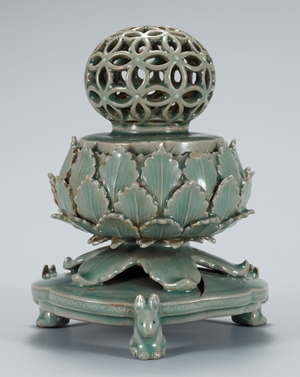 El tamaño del quemador de incienso de celadón con calado es pequeño, con 15,3 cm de altura y un diámetro de 11,5 cm. pero sigue siendo una obra destacada que ilustra la destacada cultura artesanal de la Dinastía Goryeo. | Museo Nacional de Corea