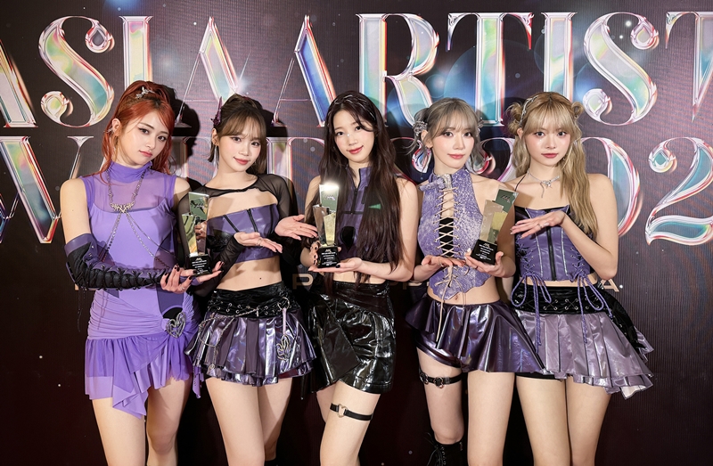 LE SSERAFIM actuará en el Festival de Música y Artes del Valle de Coachella de este año los días 13 y 20 de abril. En la imagen, las integrantes del grupo posan para las fotos tras recibir el trofeo a la mejor actuación en los Asia Artist Awards 2023 el 14 de diciembre del año pasado en Manila, Filipinas. | Página oficial de LE SSERAFIM en Facebook